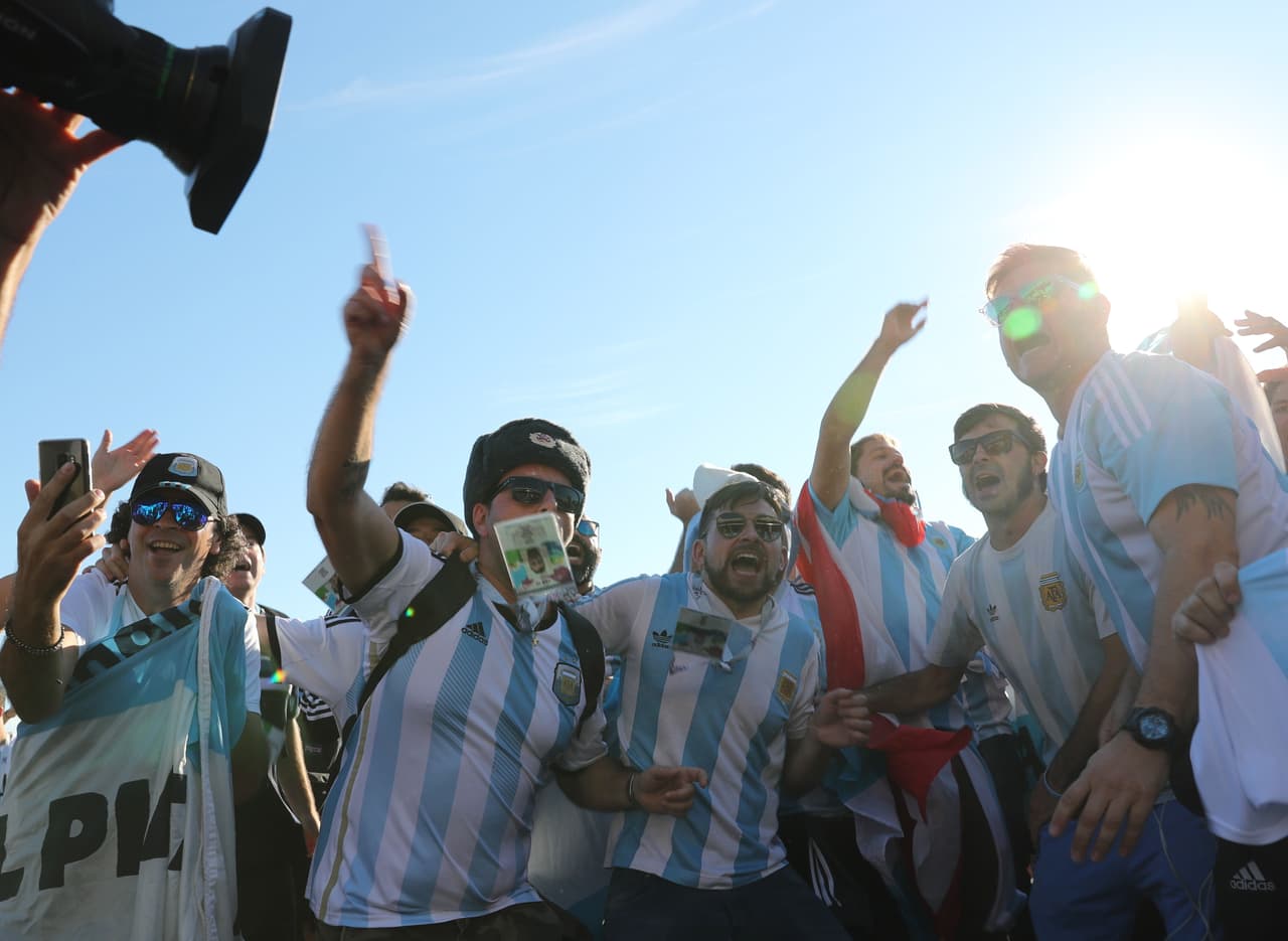 Los fanáticos de Argentina inundan de pasión el partido contra Nigeria en un encuentro de alegría y colorido en el tercer y definitivo partido del grupo D del Mundial Rusia 2018.