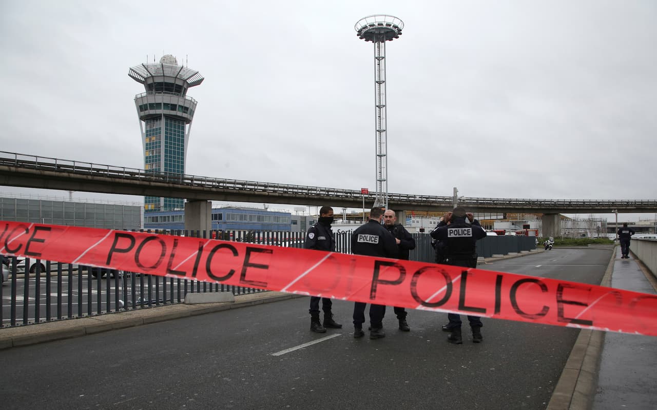 "Mi hijo nunca fue un terrorista", dice el padre del atacante abatido en el aeropuerto parisino de Orly
