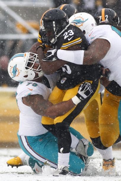 Los fanáticos de los Dolphins ya no hablan de la controversia Incognito/Martin, ni si Ireland o Philbin estarán con el equipo en el 2014, sino que pasan horas calculando… ¡porque tenemos chance de ir a los playoffs! Al principio de la temporada, y sobre todo, después de perder -casi deshonrosamente- contra Tampa Bay y Buffalo, los comentarios sobre Miami eran negativos. Qué si las novatadas, qué si Tannenhill, qué si el running game, qué si la línea ofensiva, que si… qué se yo… Pero ahora, las cosas han cambiado y solo se mencionan las posibilidades que tenemos de jugar en enero. ¡Ay, bendito! Bueno, después de este encontronazo con los portadores de las terribles toallas amarillas, donde salimos vencedores … por media pulgada… 34-28, ya todo me parece posible. Arriba Tannenhill (20 de 33, para 200 yds); arriba Wake and Odrich; arriba Thomas (105 yds, un TD en 16 acarreos); arriba Clay con sus dos TD y arriba Philbin, que mantiene el invicto en la revisión de las jugadas (obtuvo el cambio de “incomplete pass” a TD de Hartline). ¡Arriba, Dolphins, seguimos cuesta arriba!