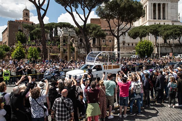 Al paso del papamóvil con los restos del papa Francisco, los feligreses aplaudían y rendían honores.