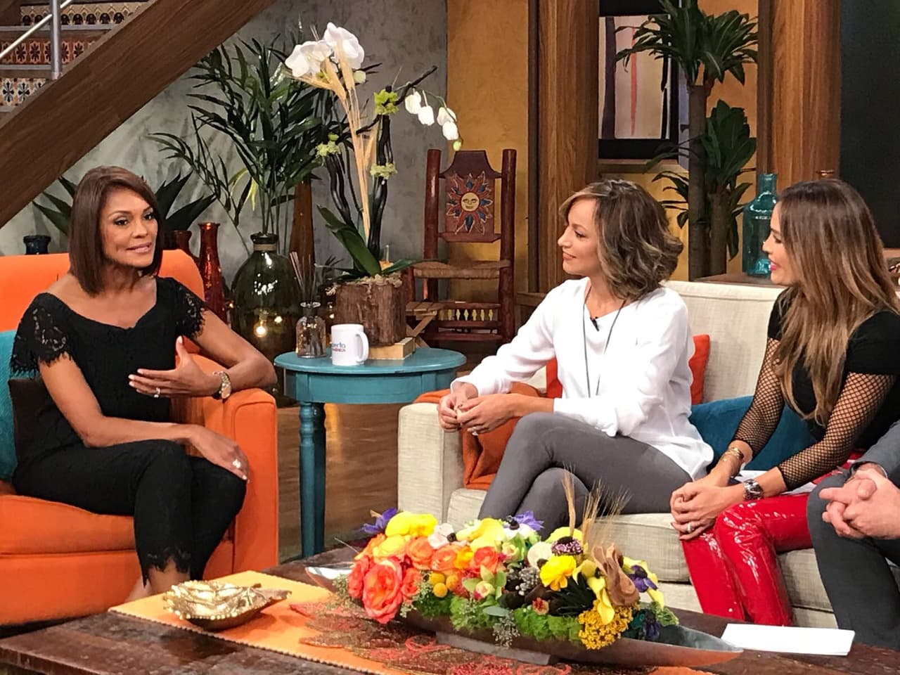 También contó que María Elena Salinas le dedicó unas bellas palabras y habló de lo feliz que se siente de compartir este espacio con Jorge Ramos, a quien considera un profesional impecable.