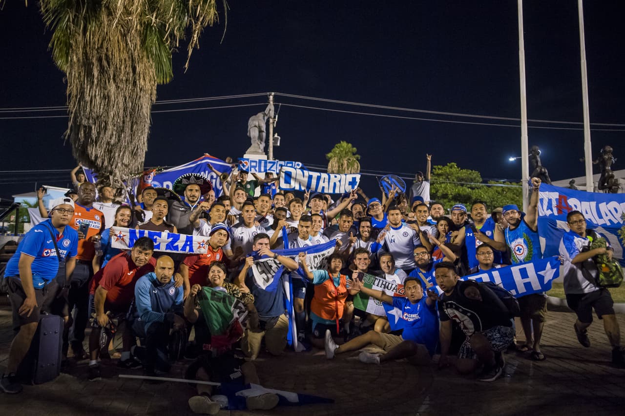 Los jugadores se tomaron la foto del recuerdo con los aficionados mexicanos, y uno que otro jamaiquino.