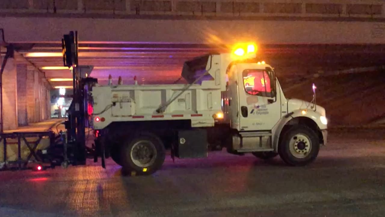 Un accidente de tránsito provoca el derrame de desperdicios animales en una calle al norte de Houston