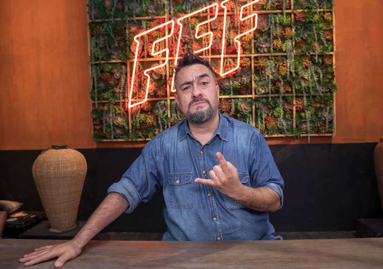 <a href="https://www.univision.com/shows/familias-frente-al-fuego/tono-de-livier-el-dicharachero" target="_blank">Antonio de Livier</a> es un "cocinero" mexicano. "Chef es una palabra francesa, que significa líder y eso no lo soy, soy un simple cocinero que ama la cocina y siempre está en busqueda de nuevos sabores", así se definió el creador de Caldos Ánimo.