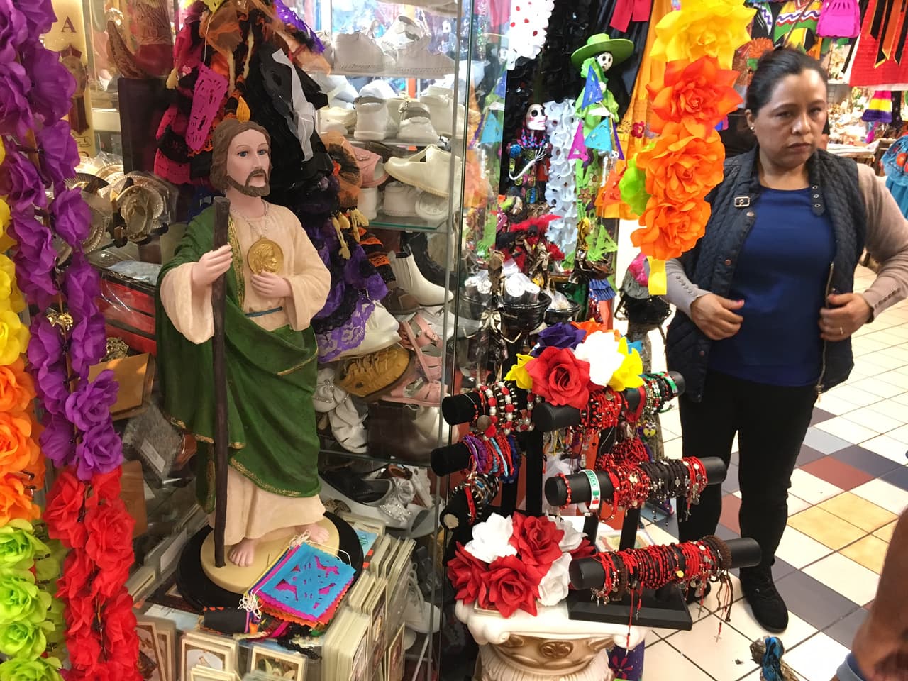 Una estatua de San Judas Tadeo “vigila” un local del Mercadito del Este de Los Ángeles.