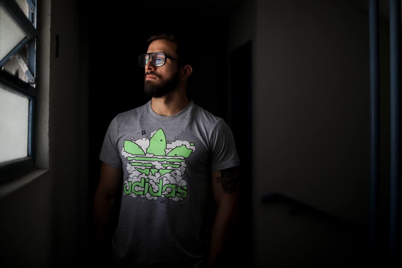 <b>Luciano Carpigniano</b>, de 37 años, perdió su trabajo en una tienda de electrodomésticos hace un año. Dice que la inflación hace que piense seriamente en abrir su propio negocio, para no depender de un empleador, o irse a España. “Acá la economía del país te cambia la realidad de tu negocio en pocos días”, señala. No cree que ninguno de los candidatos a la presidencia pueda modificar eso.