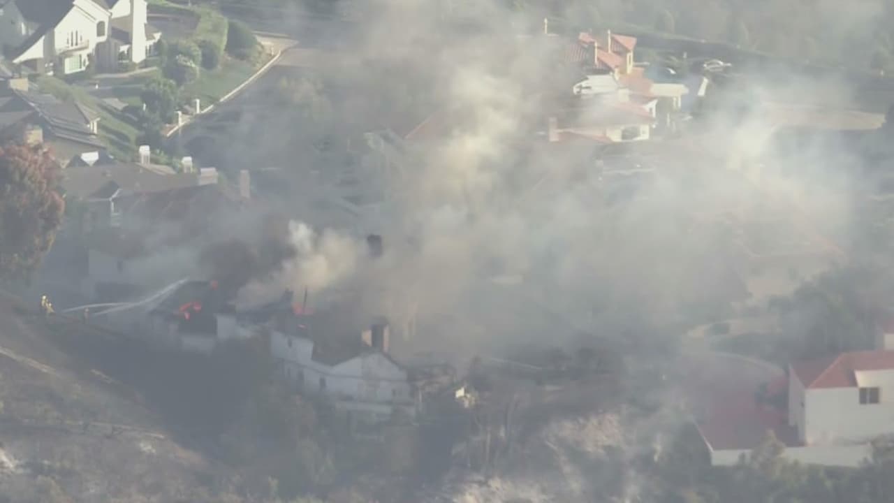 Imágenes aéreas del incendio Norte que ha consumido más de 400 acres en el condado de Orange