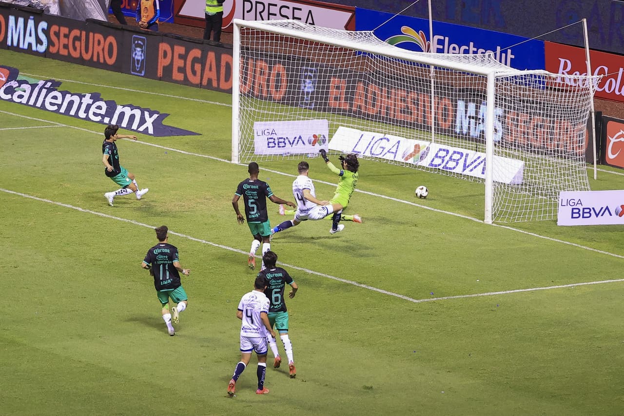 Ormeño hizo el gol que le dio vida y esperanza a Puebla.