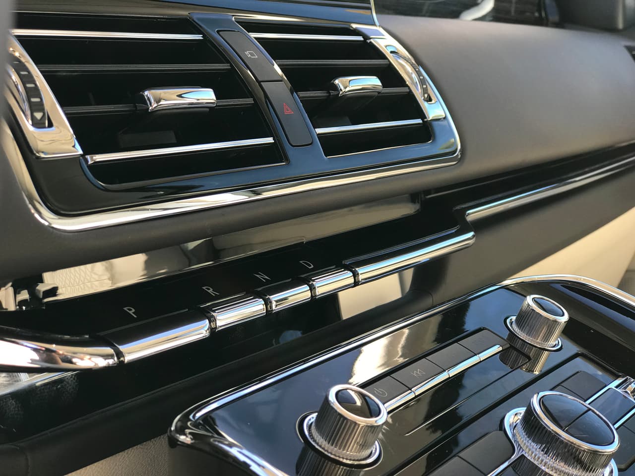 Lincoln inisiste en utilizar botones para seleccionar las posiciones de la transmisión, sin embargo en la Navigator usó por primera vez botones tipo 
<b>tecla de piano </b>que ofrecen una operatividad más fácil e intuitiva.