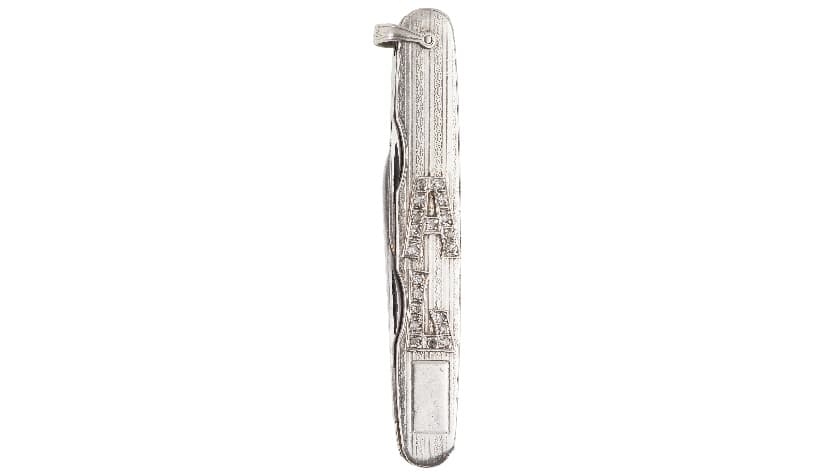 Un cuchillo de bolsillo con el nombre AL de la marca Haynes Stellite que contienen 20 diamantes. 
<b>La pieza tiene un precio de salida de $1,250 y se espera que llegue a $5,000</b>.