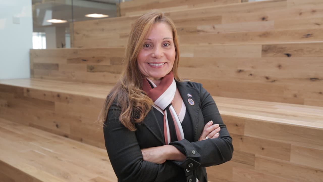 Evelyn Miralles lleva 24 años trabajando en el Centro Espacial Johnson de la NASA.