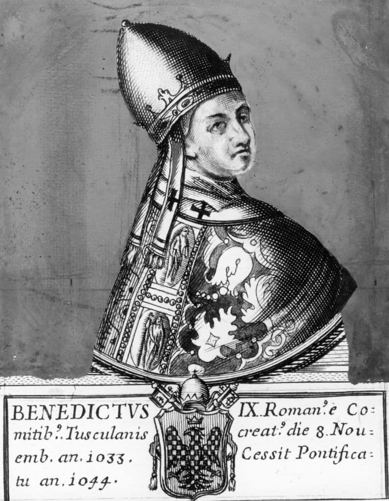 <h2 class="cms-H2-H2">¿Quién fue el papa más joven? </h2>
<br>
<br>Existen diferentes versiones sobre quién fue el papa más joven de la historia: 
<b>Benedicto IX</b> o 
<b>Juan XII</b>. 
<br>
<br>El primero, 
<b>Benedicto IX, </b>fue elegido papa alrededor del año 1032, con apenas 18 años. Se considera que fue elegido gracias a la influencia y los sobornos familiares. Ocupó el trono de San Pedro en tres periodos distintos y es el único pontífice que fue papa en más de una ocasión. Por otro lado, Juan XII, asumió el papado en el año 955, también con edad adolescente, 
<b>probablemente entre 17 y 24 años</b>. Su papado también estuvo marcado por su influyente familia y por controversiales decisiones. 
<br>
<br>Foto: circa 1030, Pope Benedict IX.