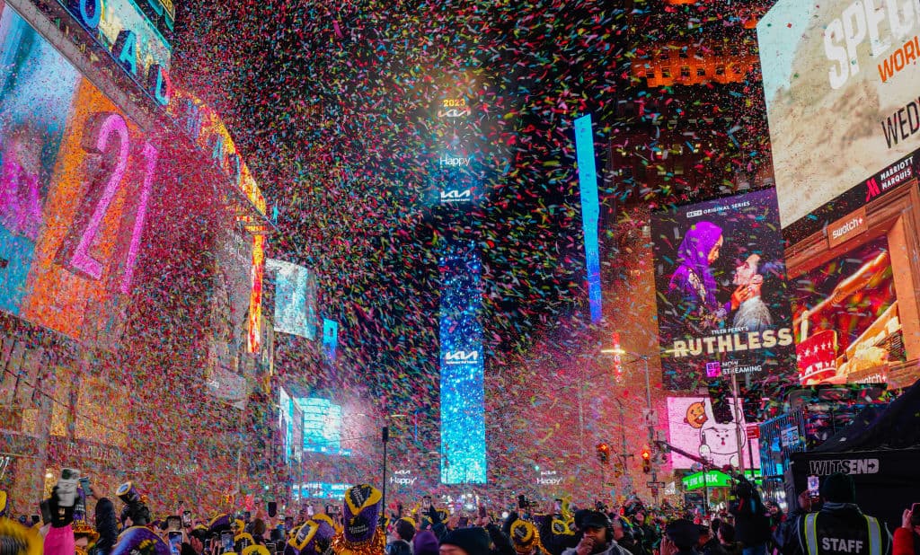 Desde 1904 multitudes se reúnen a recibir el 
<b>Año Nuevo en Times Square,</b> la pandemia había alterado la forma en que se celebraba esta tradición (el año pasado solo fueron 19,000 personas), pero este año regresaron las multitudes al Times Square.
<br>