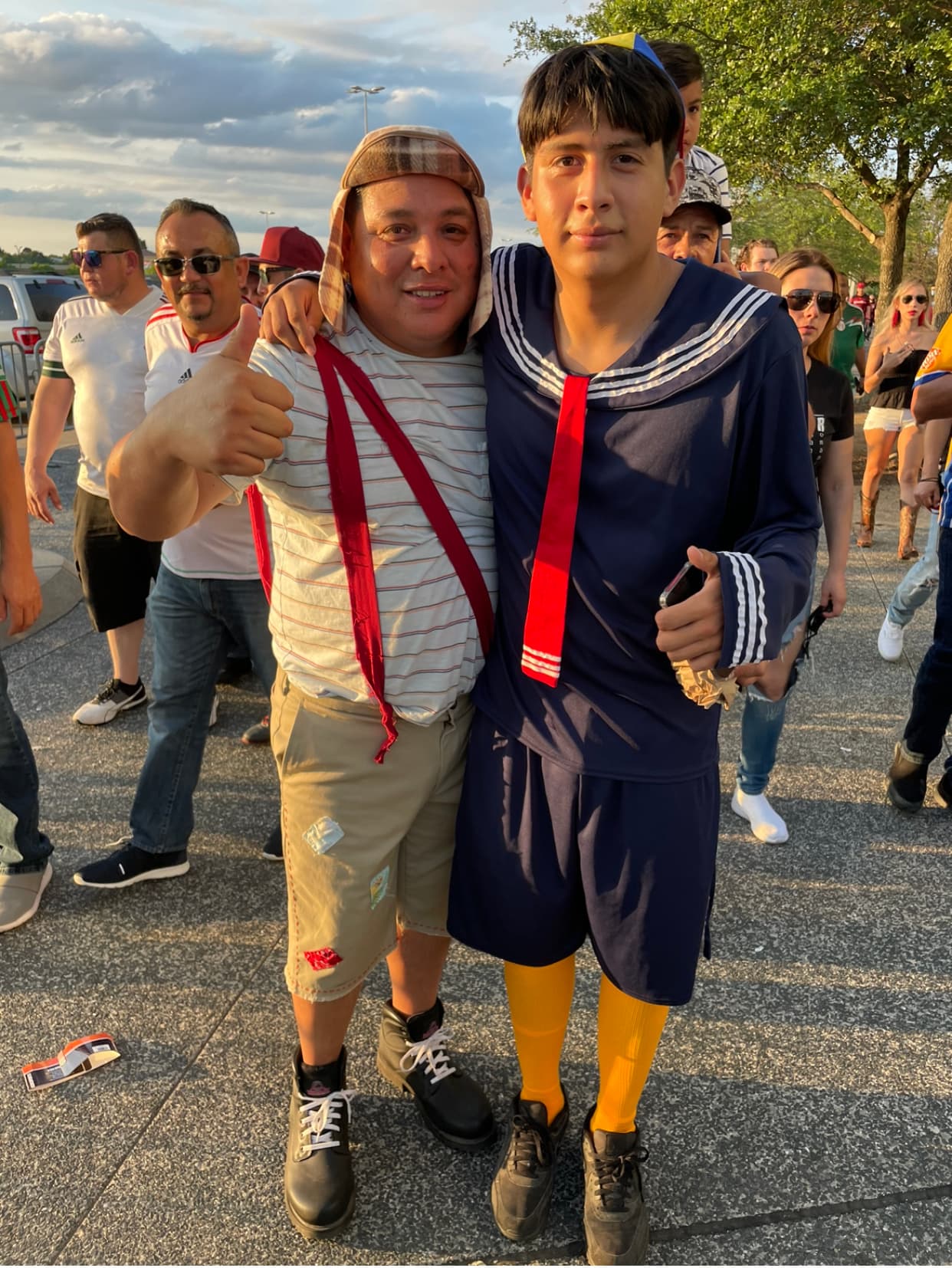 En honor a uno de los programas de televisión más famosos de habla hispana estos dos aficionados se disfrazaron de "Chavo" y "Quico".