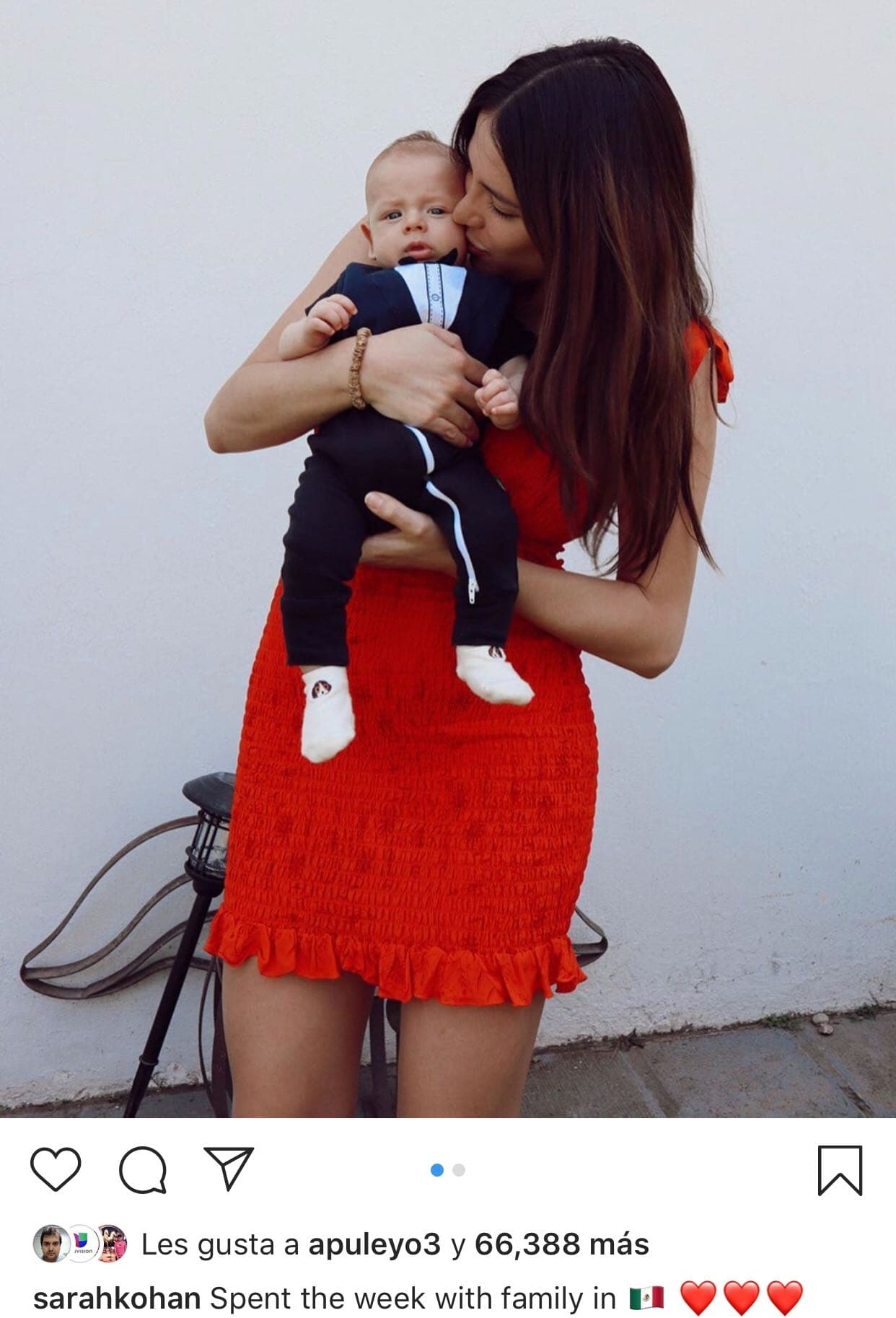 <b><a href="https://www.instagram.com/p/B18zwBmFU8U/" target="_blank">Una de las fotos es esta</a></b>, la cual está fechada en Guadalajara, de donde es originario 
<b><a href="https://www.tudn.com/futbol/cual-es-la-agenda-para-chicharito-con-el-sevilla-video?_ga=2.255428040.1343918950.1567434394-100688451.1553610220">el famoso delantero</a>.</b>