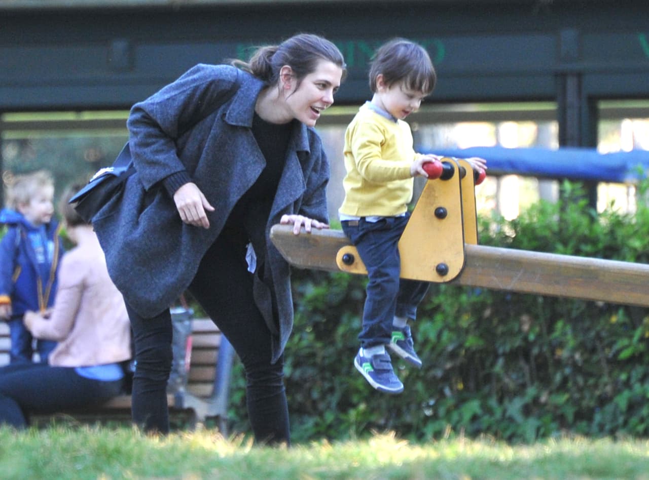 La hija de la princesa Carolina de Mónaco fue captada por los paparazzi en un parque.
