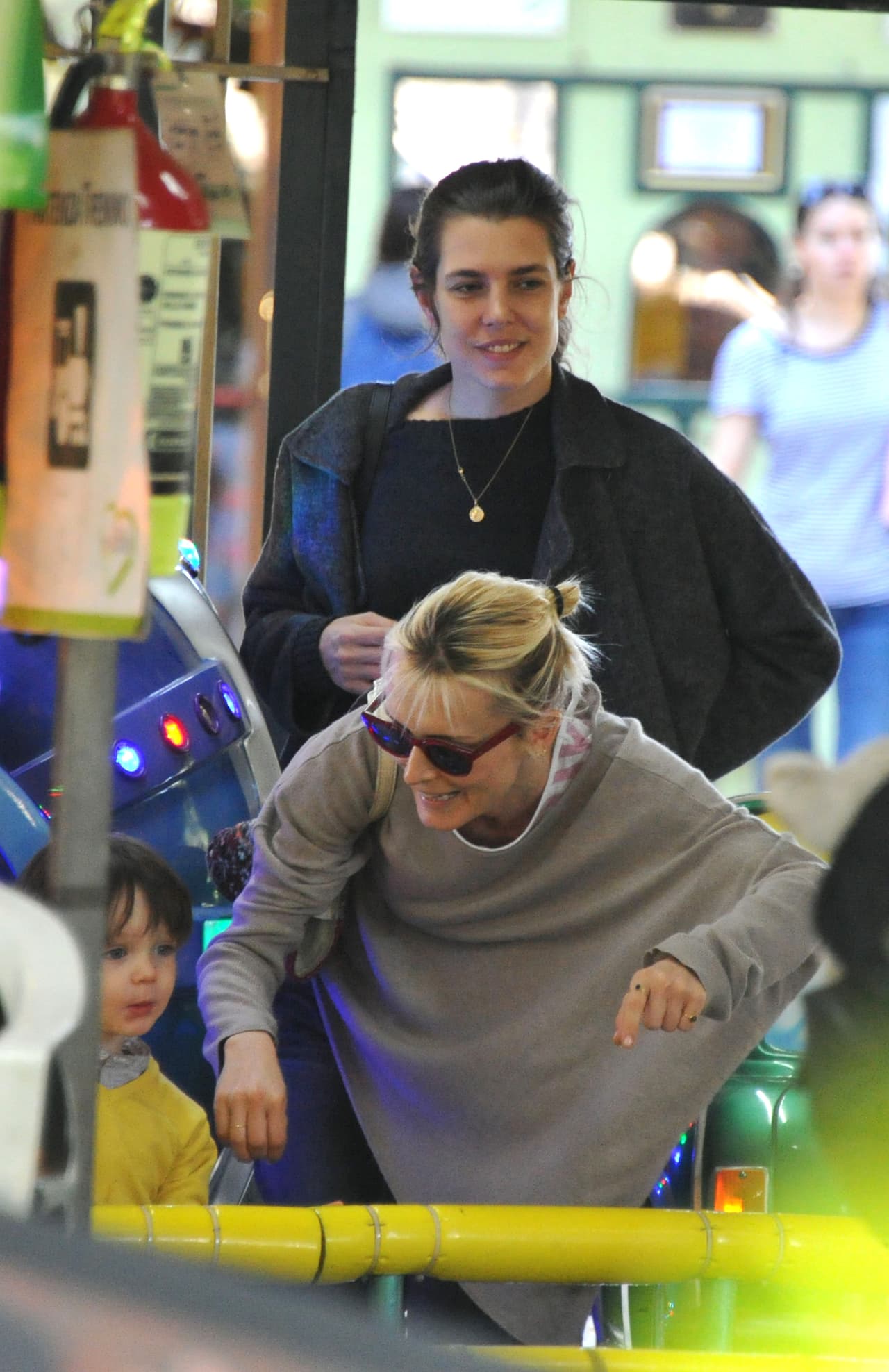 Sólo una amiga la acompañaba, nada de nanas.