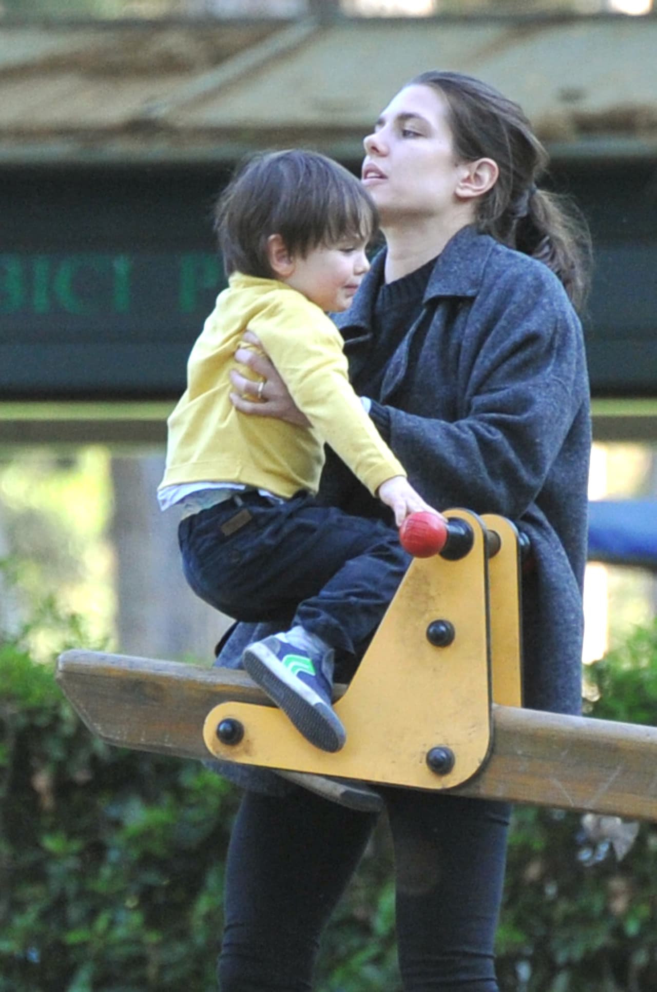 Llevó a su nene de un juego a otro.