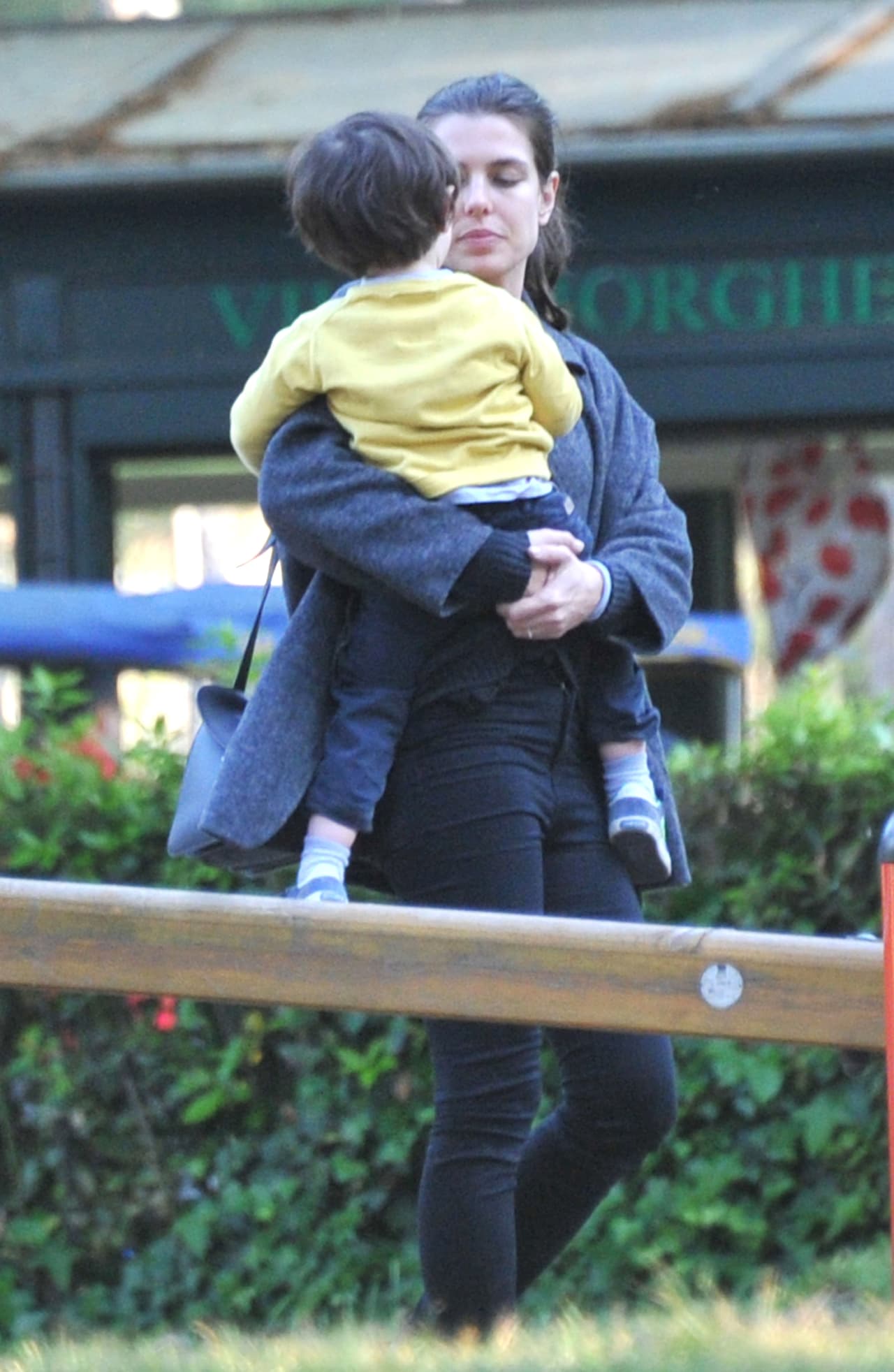 Carlota de inmediato consoló a su hijito.