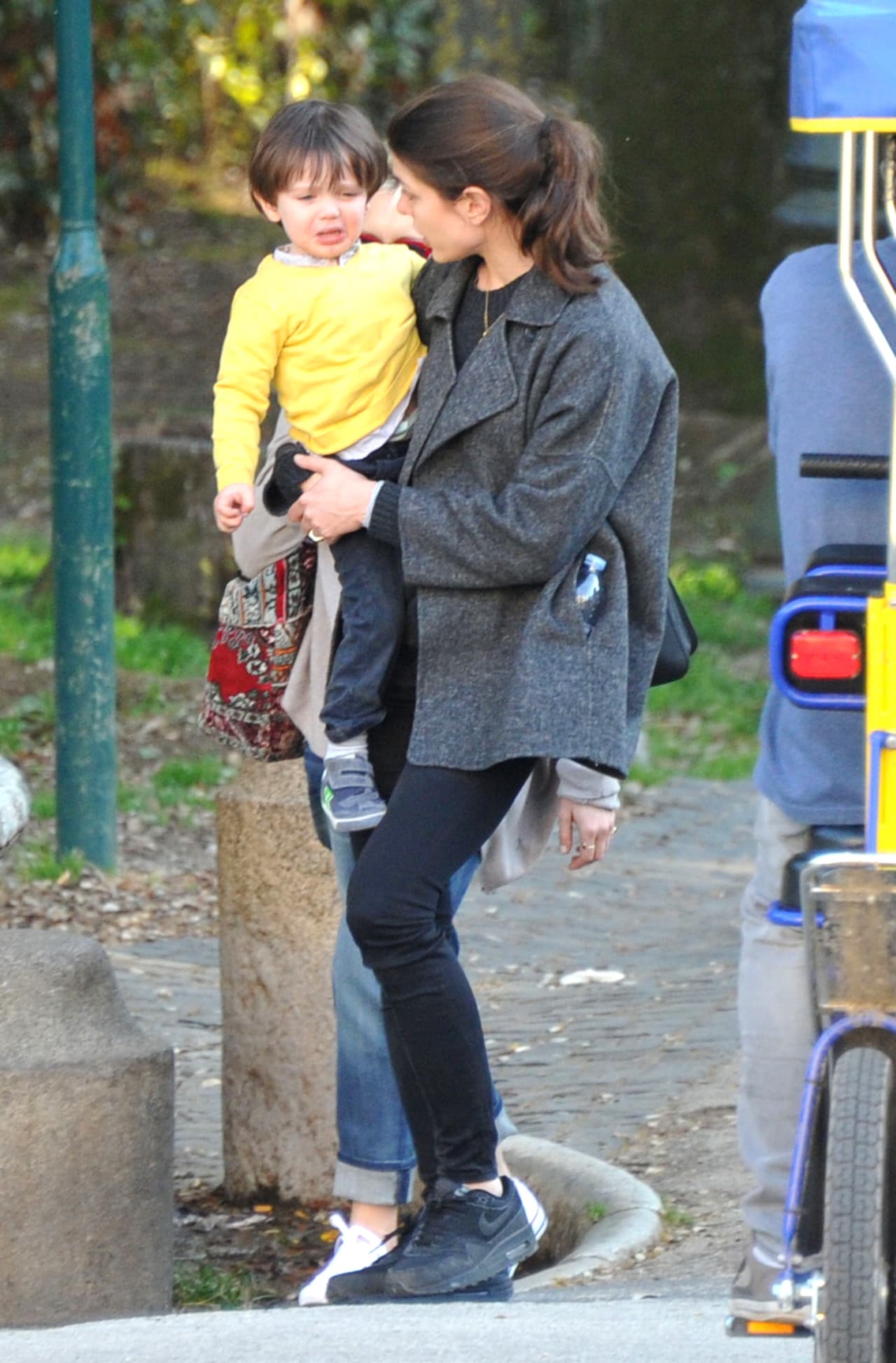 Lo cargó y mimó para que dejara de llorar.