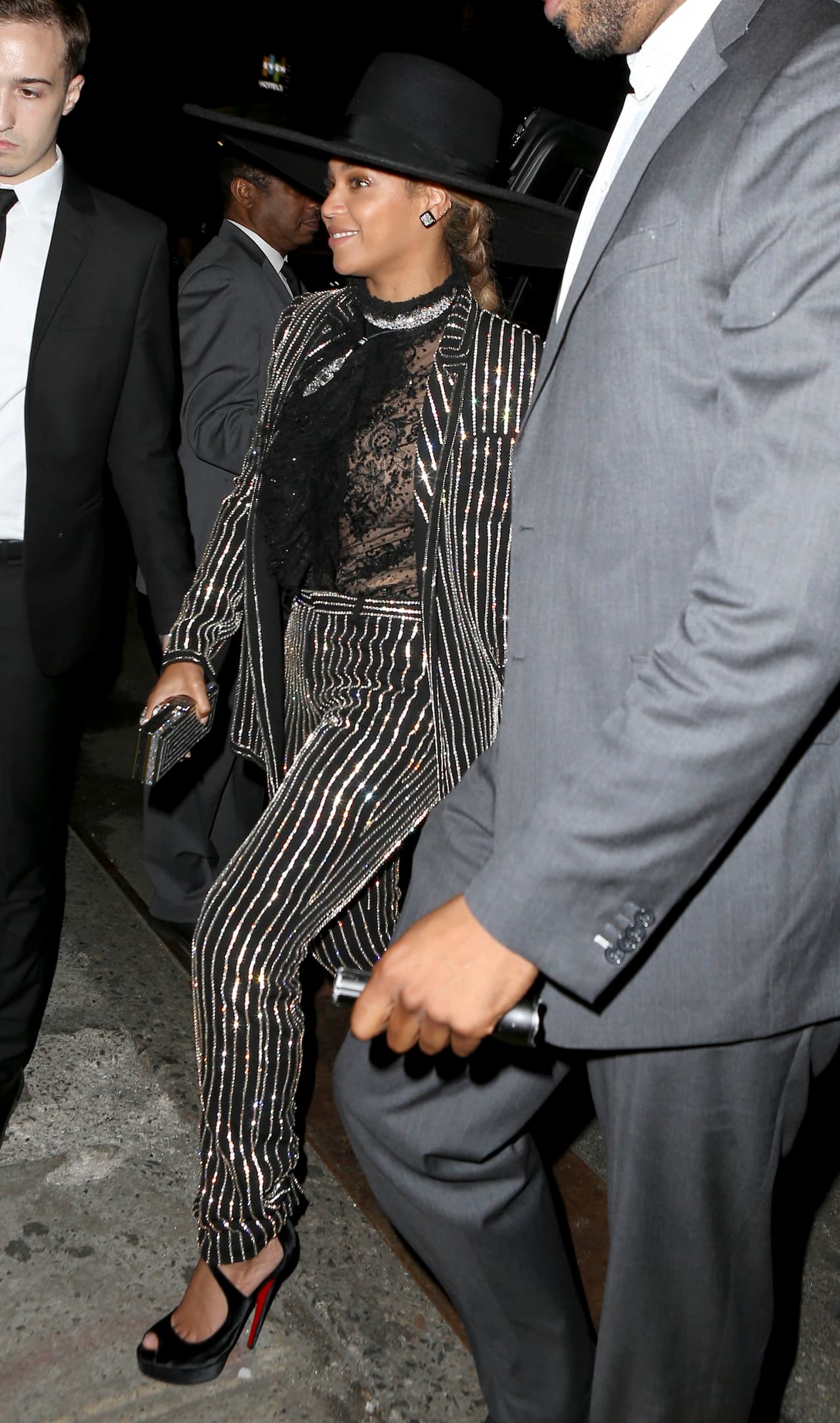 Beyoncé iba detrás de ellos, muy atenta.