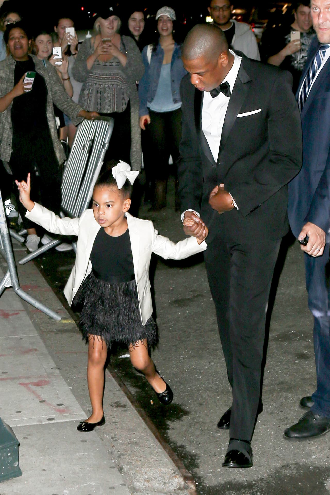 Blue iba tomada de la mano de papi Jay Z.