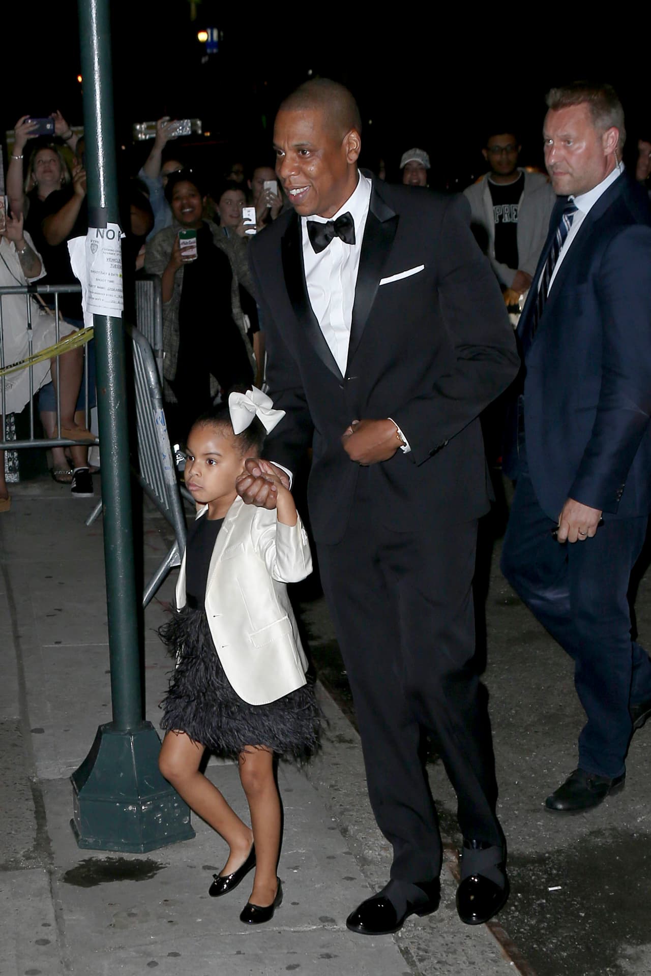 Blue Ivy con su saquito blanco, coordinado con un moño en el cabello.