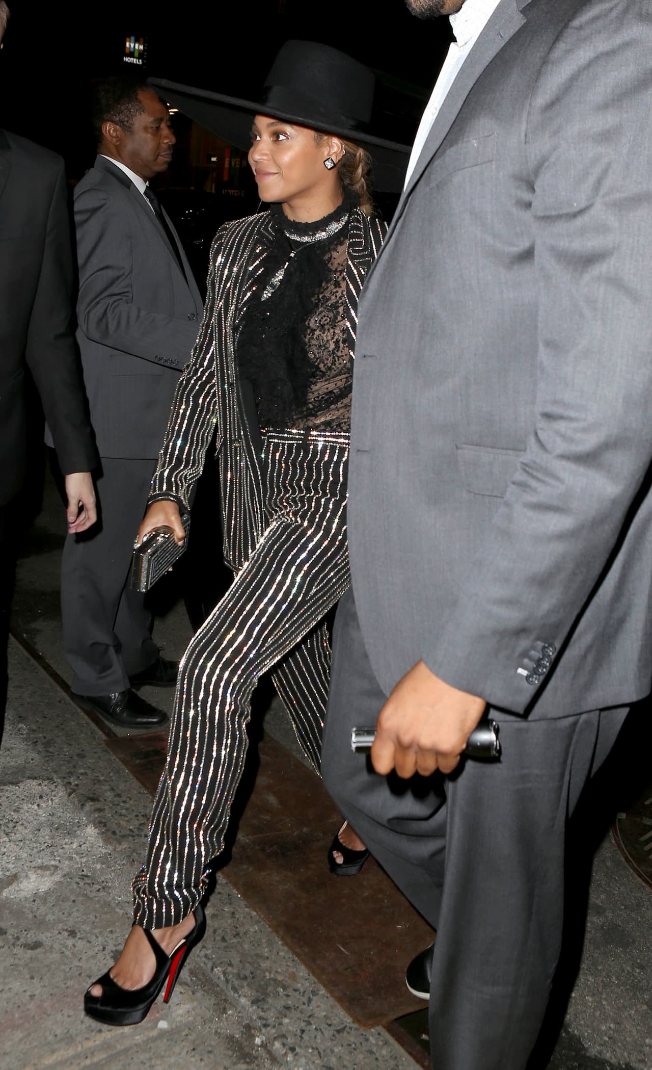 Beyoncé caminó con 100% de actitud, lista para brillar en la noche.