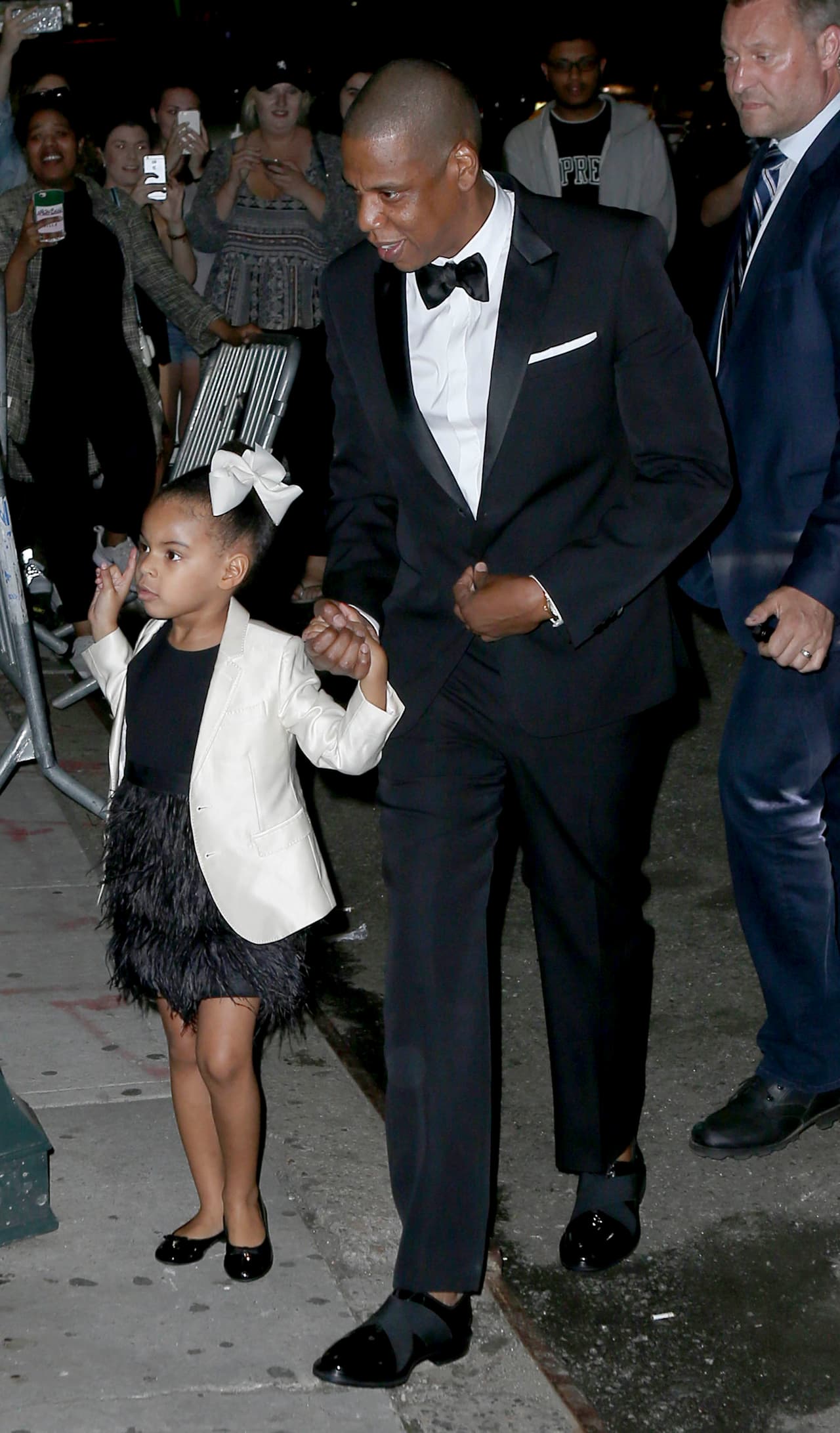 Muy elegante, con su vestidito negro.