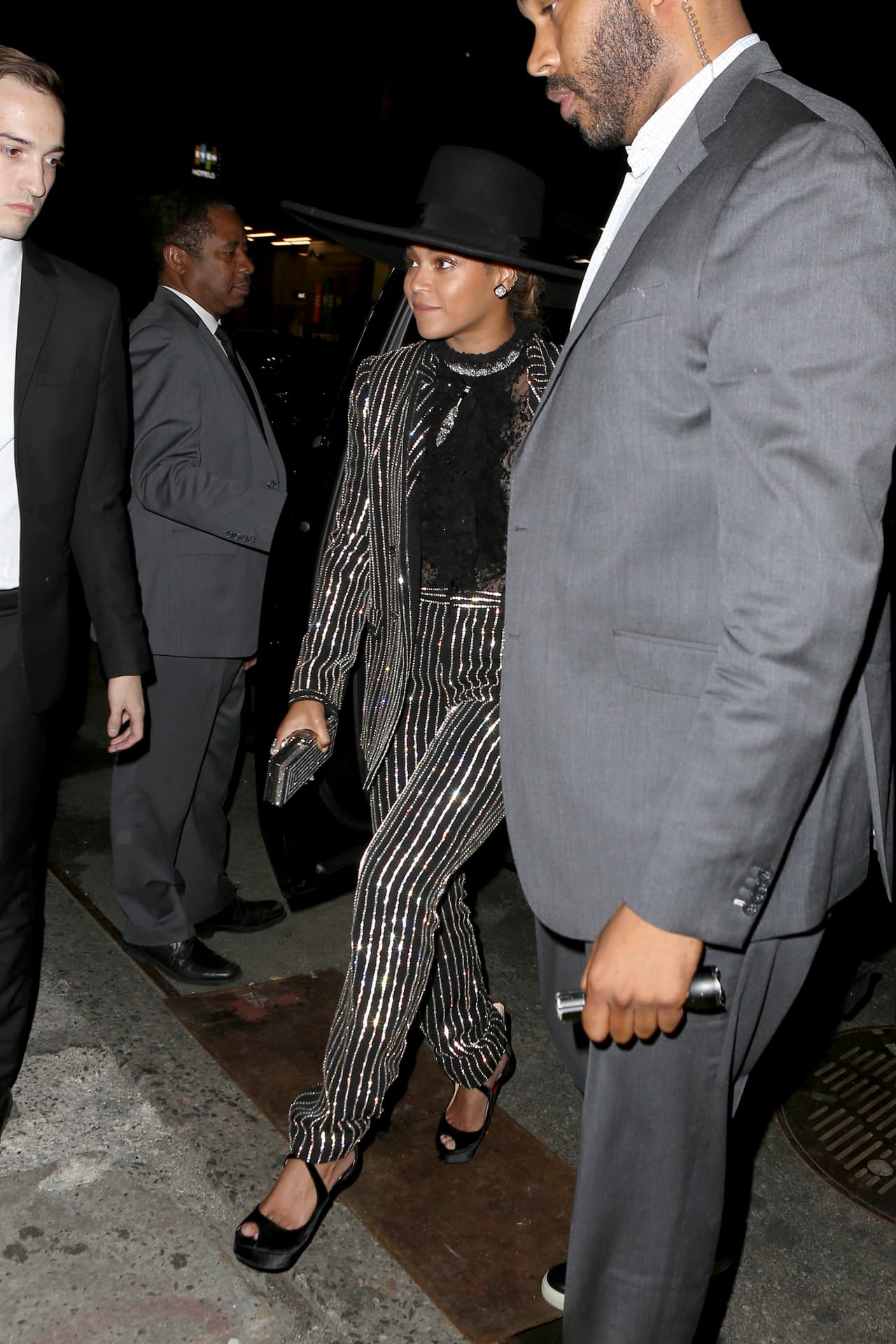 ¡Pero lo sentimos B! Alguien más te robó los reflectores.