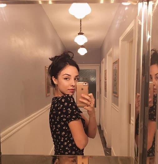 Fiona Palomo siguió los pasos artísticos de sus padres. En 2013 participó en la serie 'Gossip girl Acapulco'. La actuación en 'Ligando padre' será su debut en una película mexicana. 
<br>