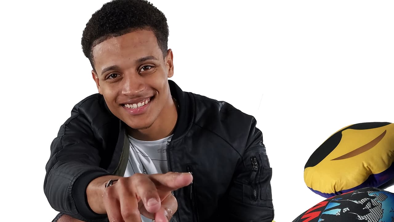 Se llama
<b>Christian Castro</b>, es padre de dos y su deseo más grande es que sus hijos sean sus No.1 fans. El puertorriqueño cantó en la banda La Quinta Voz.
<a href="http://www.univision.com/puerto-rico/wlii/shows/la-banda/christian-castro-sabe-que-la-fama-lo-podria-alejar-de-su-hija-video" target="_blank">Conoce más de su vida.</a>