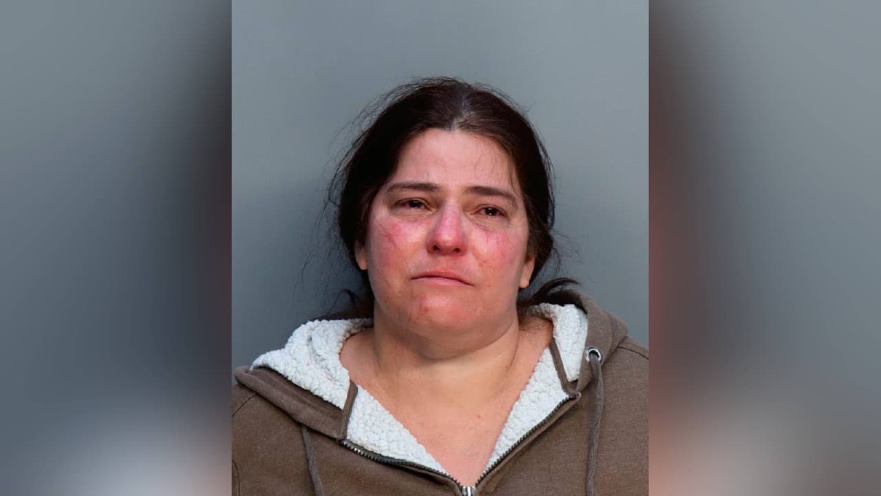 Madre de Homestead es acusada de encerrar a su hijo en una jaula de perros