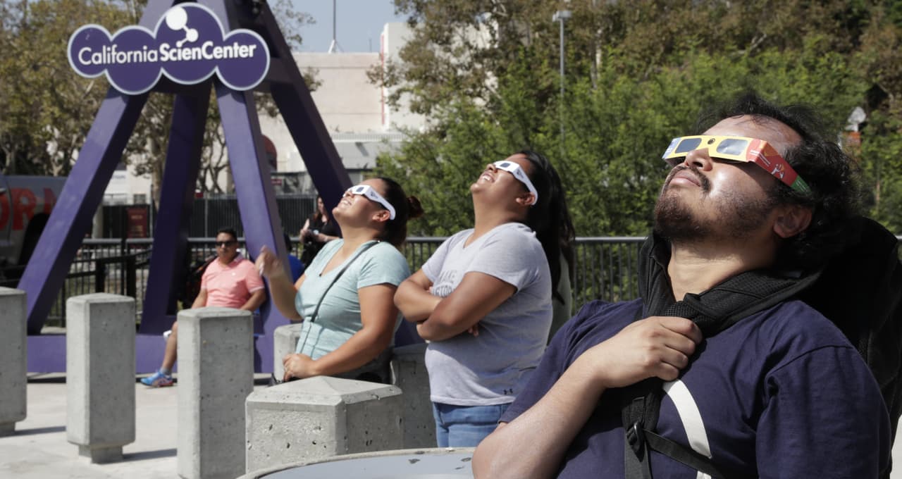 El Centro de Ciencias de California, ubicado en Los Ángeles, fue otro de los epicentros donde decenas de personas acudieron para vivir la 'eclipsemanía'.