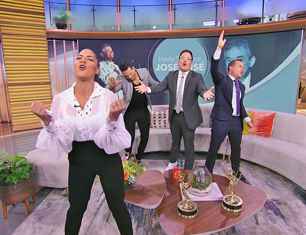 Aunque Francisca les dio otra oportunidad para que adivinaran el tercer tema no acertaron. 'La nave del olvido', éxito con el que pidieron revancha, no figuró en el top 3, así que Francisca les cantó 'Amar y querer', que era la canción restante en la lista.