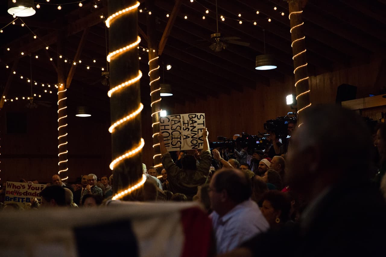 Dos manifestantes que gritaron "fascista" a Bannon fueron expulsados del acto. El exasesor de Trump quiso bromear al señalarlos como "reporteros de CNN".