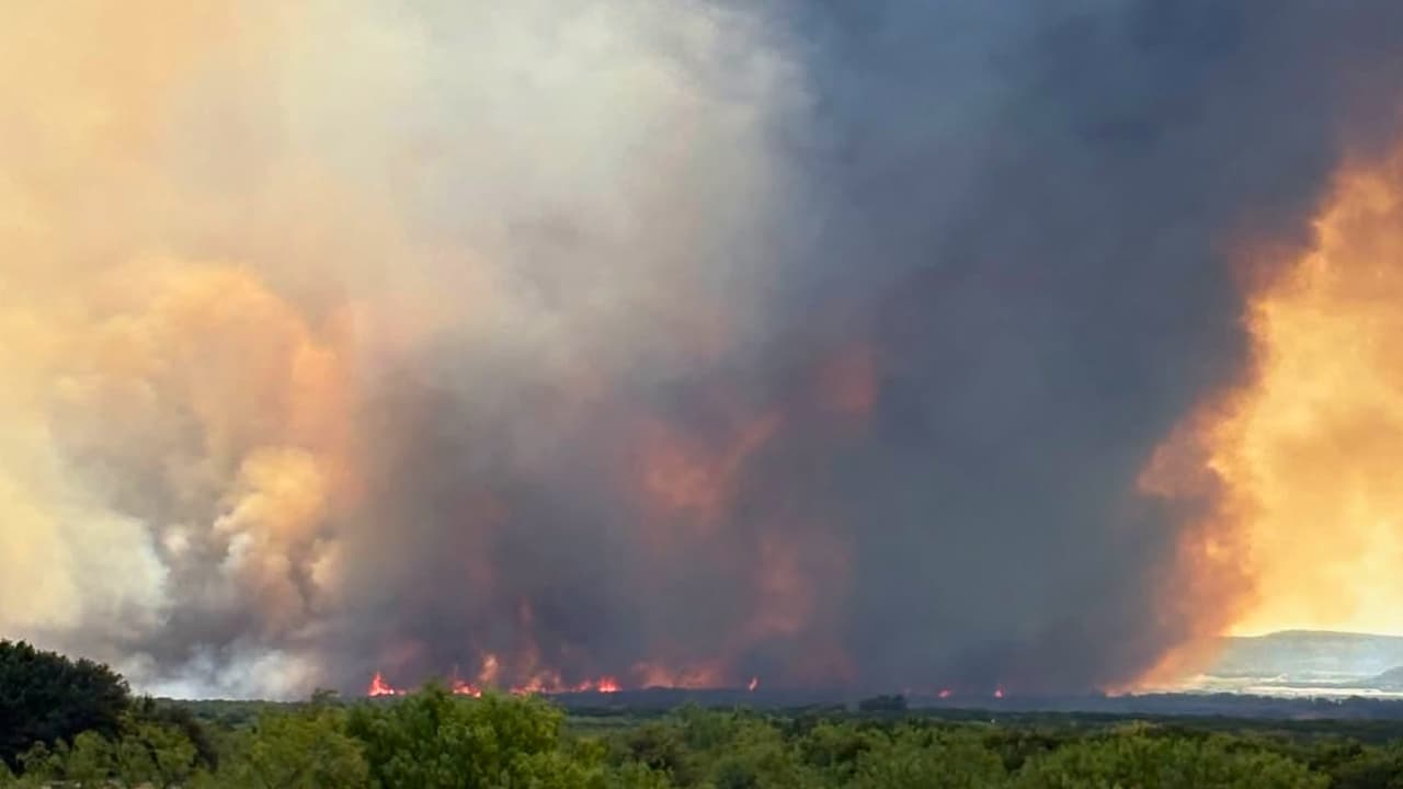 El cambio más relevante ocurrió 
<b>mientras buena parte de la zona dormía.</b>
<br>El incendio Ross avanzó hacia el norte y 
<b>provocó una evacuación obligatoria cerca y al este de Barton's Chapel,</b> en el sur de Jack.
<br>Las autoridades ordenaron a los residentes 
<b>salir hacia el este por County Road 2210 hasta Highway 281.</b> 
<br>En Jacksboro se habilitó 
<a href="https://www.cityofjacksboro.com/Facilities/Facility/Details/1" target="_blank">Twin Lakes Recreation Center,</a> sobre Highway 59,
<b> para recibir a personas evacuadas.</b>
<br>
<b><a href="https://www.jacksboroisd.net/" target="_blank">Jacksboro ISD canceló las clases</a></b> de este martes debido a las evacuaciones y a la amenaza del fuego.