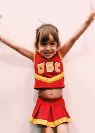 Michelle llevaba bien puesta la camiseta. Aquí la vemos saltando como toda una porrista.