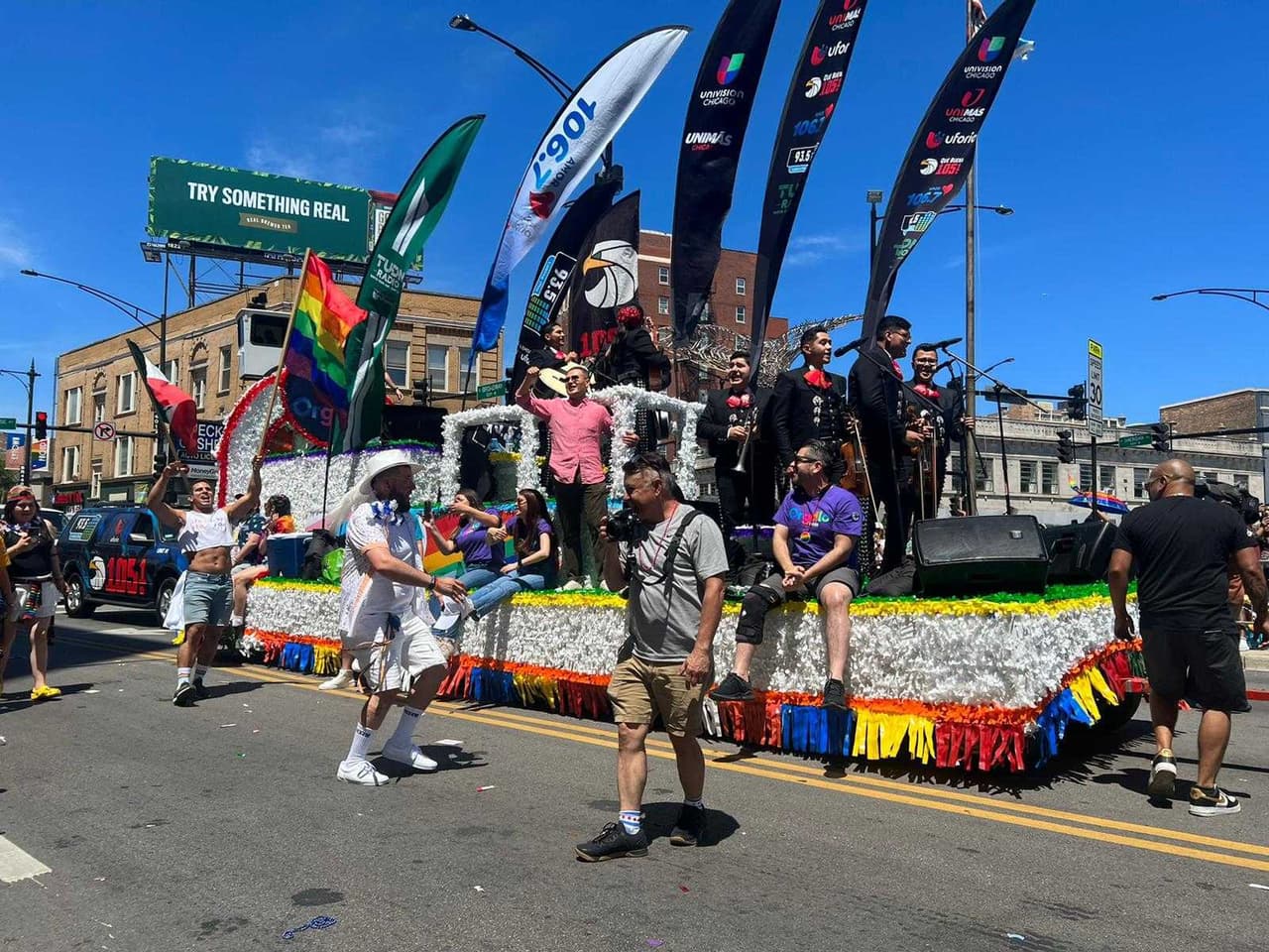 Orgullo gay Chicago desfile 2022. Lo soleado de la tarde permitió que el desfile del orgullo LGBTQ+ se llevara acabo en completa calma y con la participación de miles de personas.