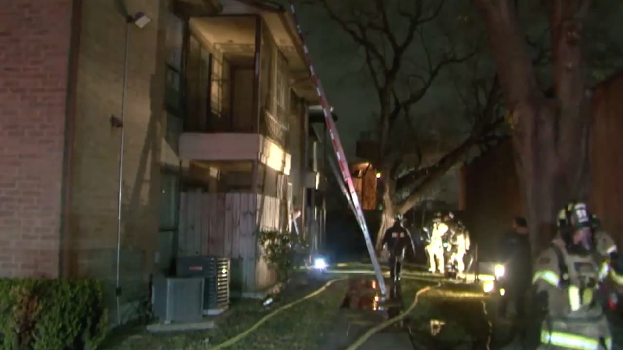 Autoridades de Houston investigan un incendio que se desató la noche del 24 de febrero en un complejo de apartamentos ubicados al suroeste de Houston.