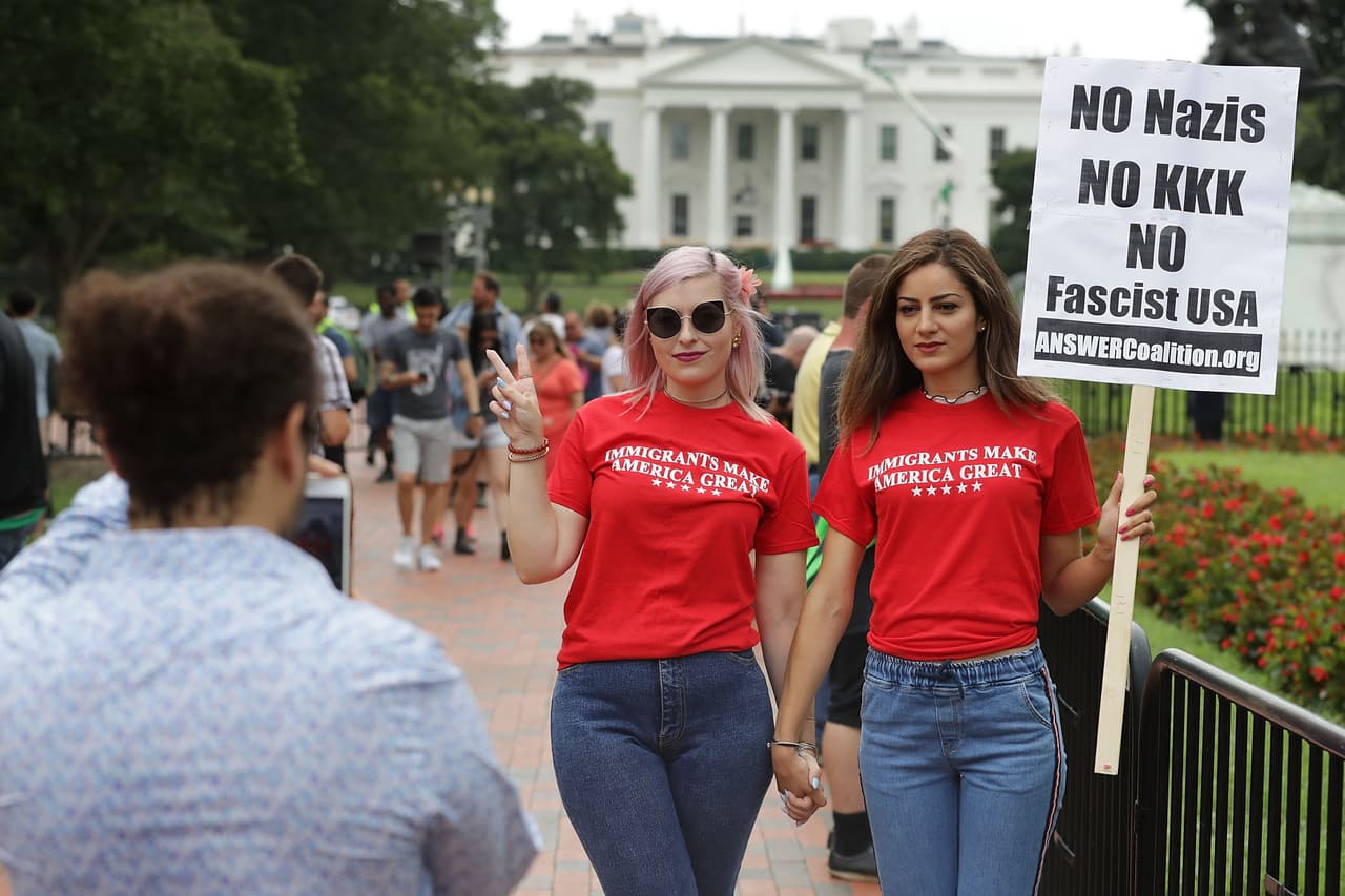 Cientos de manifestantes y activistas antirracistas continuaron llegando al centro de Washington el domingo temprano para hacer frente a la marcha de los supremacistas este domingo.