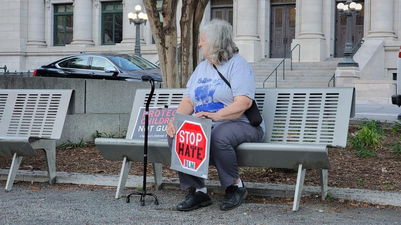 "Alto al odio" y "Protejan a los niños, no a las armas" eran los mensajes que portaban las personas que fueron a manifestarse en la vigilia por las víctimas de Uvalde.