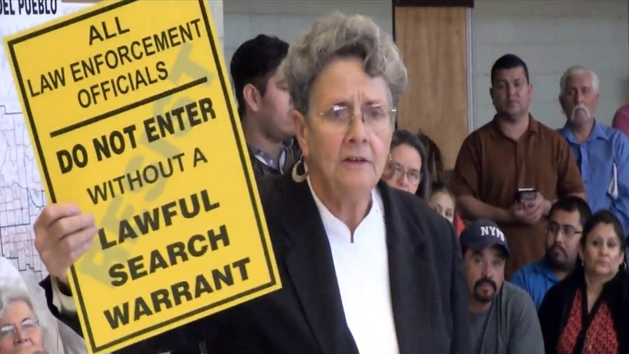 La abogada Margo Cowan explica el objetivo de colocar los letreros en las viviendas.