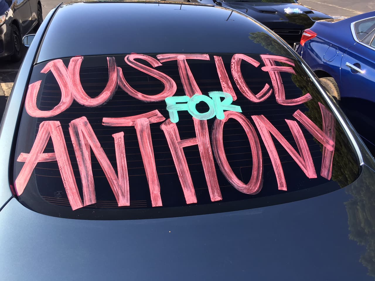 "Justicia para Anthony", pedían en los vidrios de los autos.