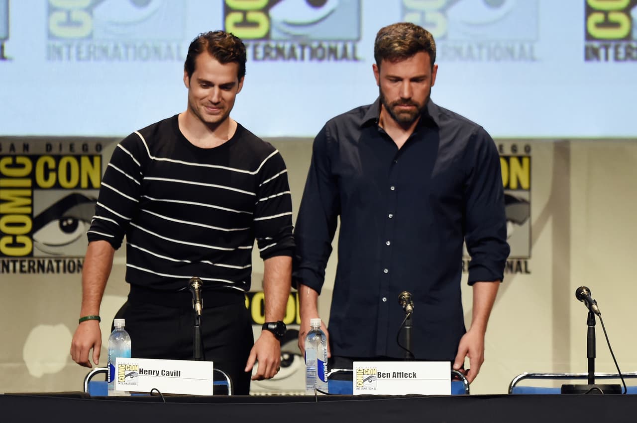 Optó por una camisa holgada, para ocultar sus libritas de más.