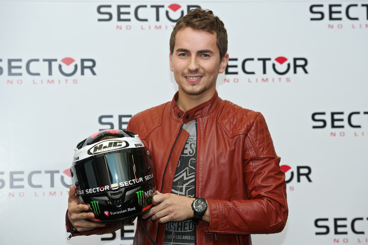 La polémica entre Valentino Rossi y Marc Marquez dejó a 
<b>Jorge Lorenzo</b>, que nada tenía que ver con ello, sin uno de sus patrocinadores personales en el 2015. La marca de relojes Sector No Limits decidió finalizar su vínculo ya que no estaba de acuerdo con lo que pasaba en el MotoGP.
