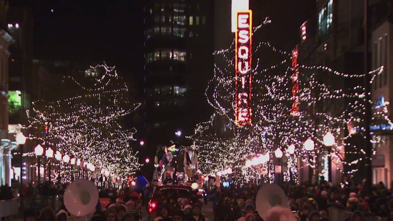 Chicago vuelve a disfrutar del tradicional 
<b>Festival de la Milla Magnífica</b> para celebrar la llegada de la fiestas de invierno. Al público se le recomienda planificar el tiempo para salir de casa, ya que el acceso será controlado y limitado. Todos deben acudir con mascarillas y la policía realizará operativos para garantizar la seguridad.