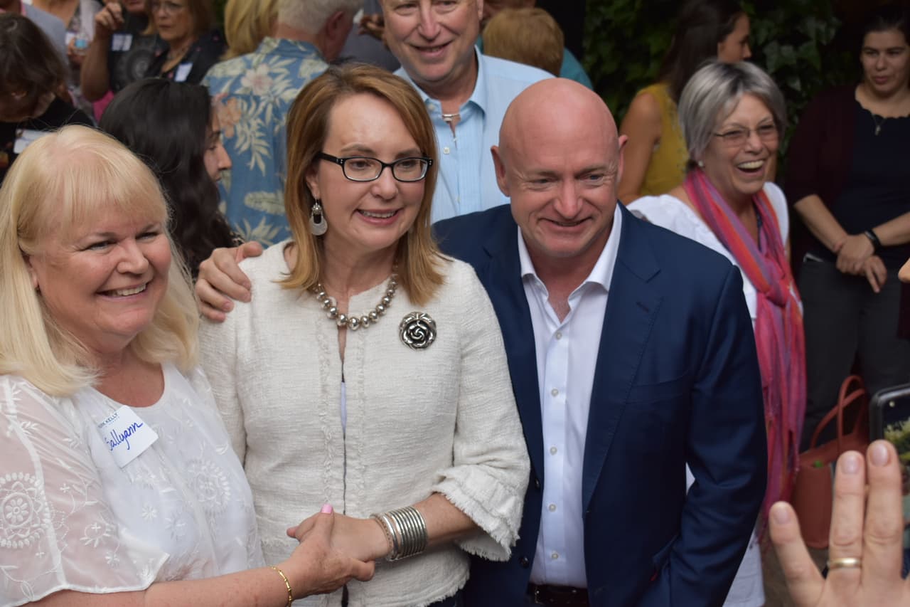 Mark Kelly y su esposa Gabby Giffords en uno de los eventos a los que regularmente asisten.
