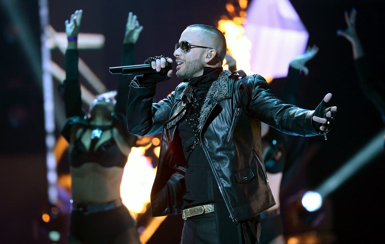 En aquél año, Yandel prendió el fuego sobre el escenario al interpretar su tema 'Hasta Abajo'.