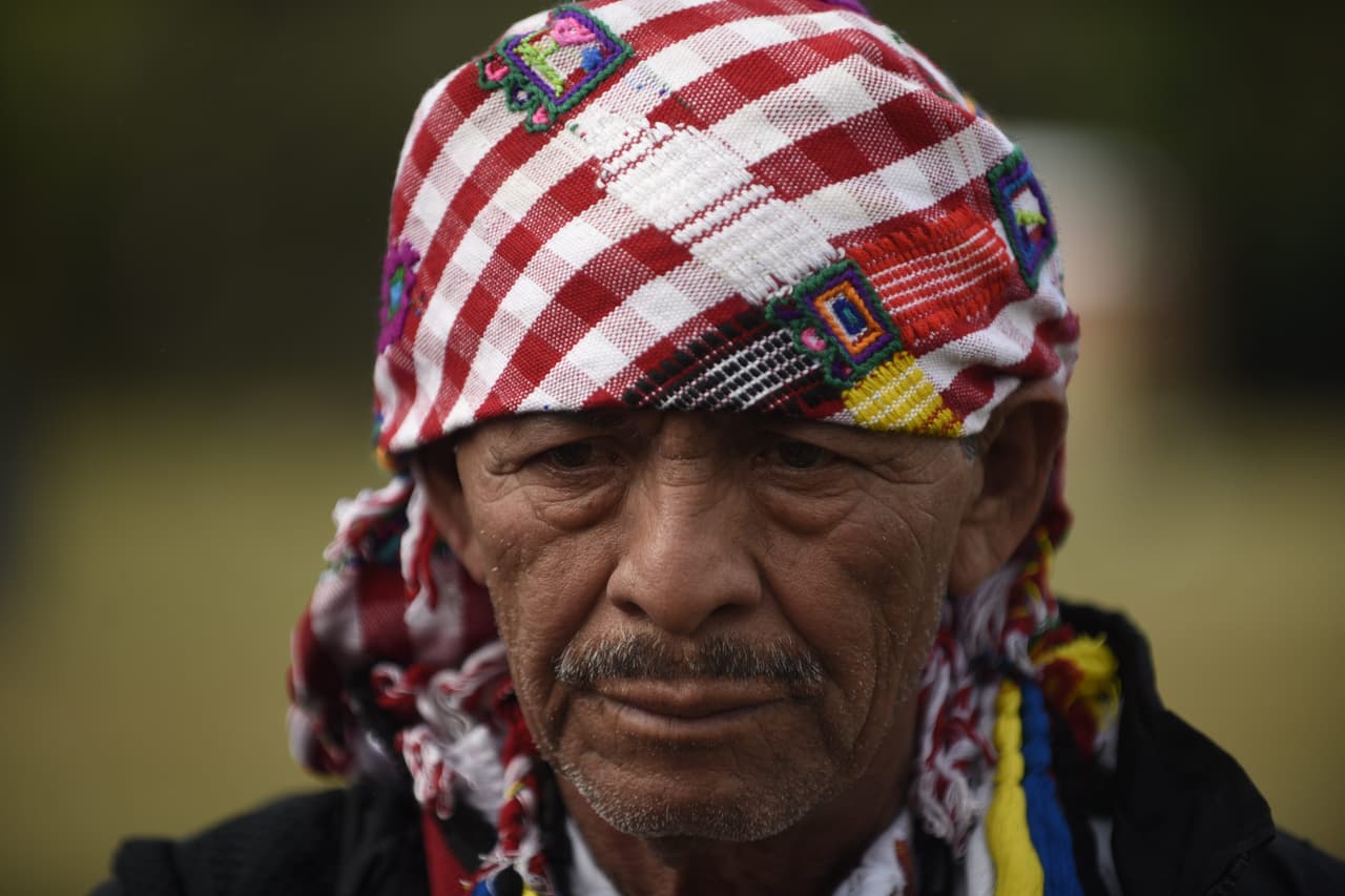 Un sanador maya concentrado durante la preparación de su ritual, en la ciudad de Guatemala.